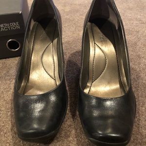 Black Kenneth Cole Reaction - Signature Buzz pumps